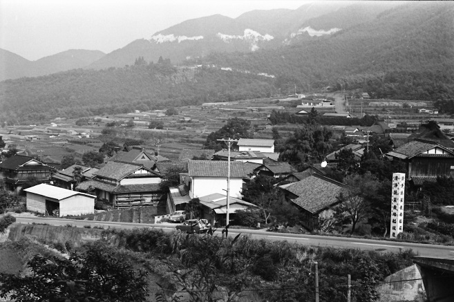 「蔬菜栽培」の看板が立つ船坂のまち