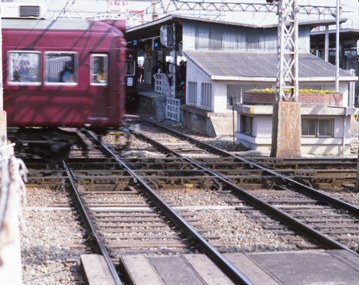 15 昭和58年　梅田行き3号線ホームから平面交差を通過する今津行き電車を見る