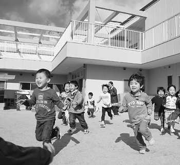 笑顔で駆け出す保育所の子どもたち 笑顔で駆け出す保育所の子どもたち