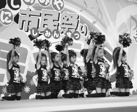 市民ステージでダンスを披露 市民ステージでダンスを披露