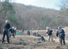 甲山湿原での落ち葉かき 甲山湿原での落ち葉かき