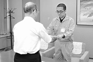 辞令を受ける派遣職員 辞令を受ける派遣職員