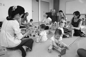 写真:木のおもちゃで遊ぼう! 写真:木のおもちゃで遊ぼう!