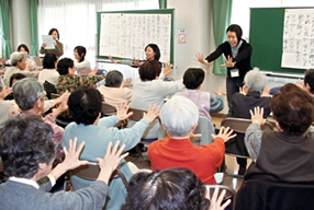 写真:高齢者との交流 写真:高齢者との交流
