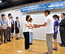 写真:受け渡し式 写真:受け渡し式