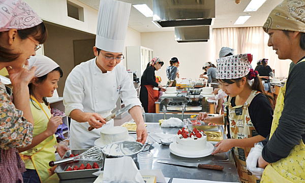 写真：親子で本気パティシエ体験