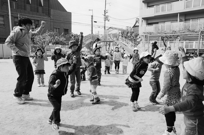 写真:体操する子どもたち 写真:体操する子どもたち