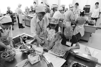 写真:こどもエコ料理教室 写真:こどもエコ料理教室
