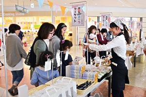 写真:地域の新しいお菓子お披露目会 写真:地域の新しいお菓子お披露目会