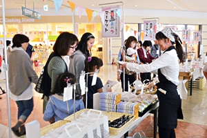 写真：地域の新しいお菓子お披露目会