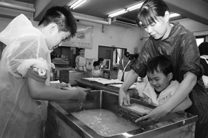 写真：夏休み親子紙すき