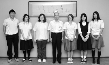 写真:河野市長と交換高校生 写真:河野市長と交換高校生