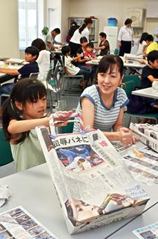 写真：夏休み親子消費者教室「新聞紙でエコバッグをつくろう」