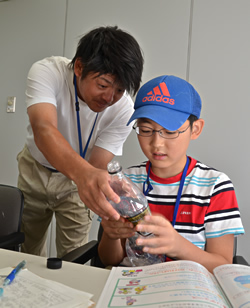 写真:ごみの分別に挑戦 写真:ごみの分別に挑戦