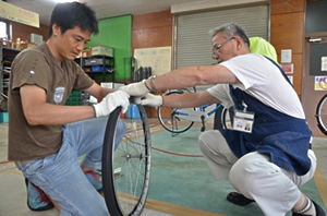 写真:自転車修理教室 写真:自転車修理教室