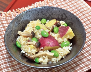 写真:サツマ芋とシメジの炊き込みご飯 写真:サツマ芋とシメジの炊き込みご飯