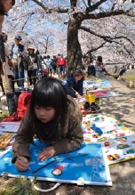 写真：桜の木の下でスケッチ