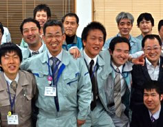 写真:復興事業推進課の同僚に囲まれる山口さん 写真:復興事業推進課の同僚に囲まれる山口さん