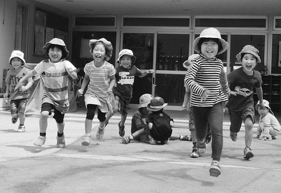 写真:保育所の園庭で元気いっぱいに遊ぶ子どもたち 写真:保育所の園庭で元気いっぱいに遊ぶ子どもたち