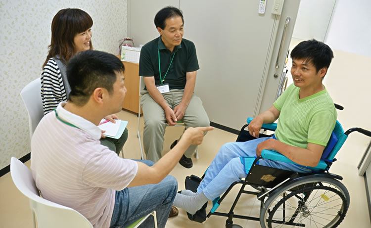 写真:障害のある人に対する相談支援 写真:障害のある人に対する相談支援
