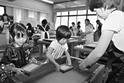 写真：親子紙すき