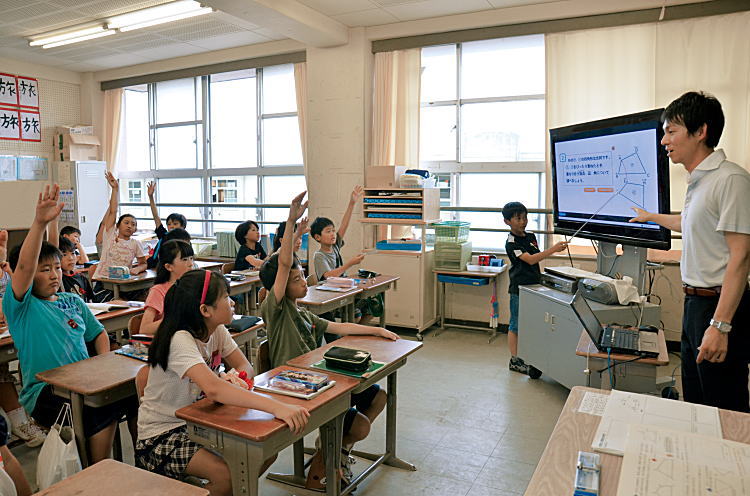 写真:ICT(情報通信技術)機器を活用した授業 写真:ICT(情報通信技術)機器を活用した授業