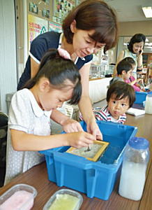写真:親子紙すき教室 写真:親子紙すき教室