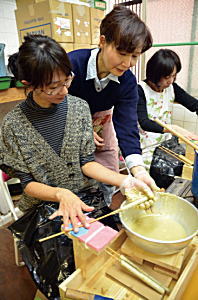 写真：和ろうそく作り