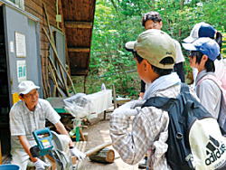 写真:こども広報員とLEAF職員 写真:こども広報員とLEAF職員
