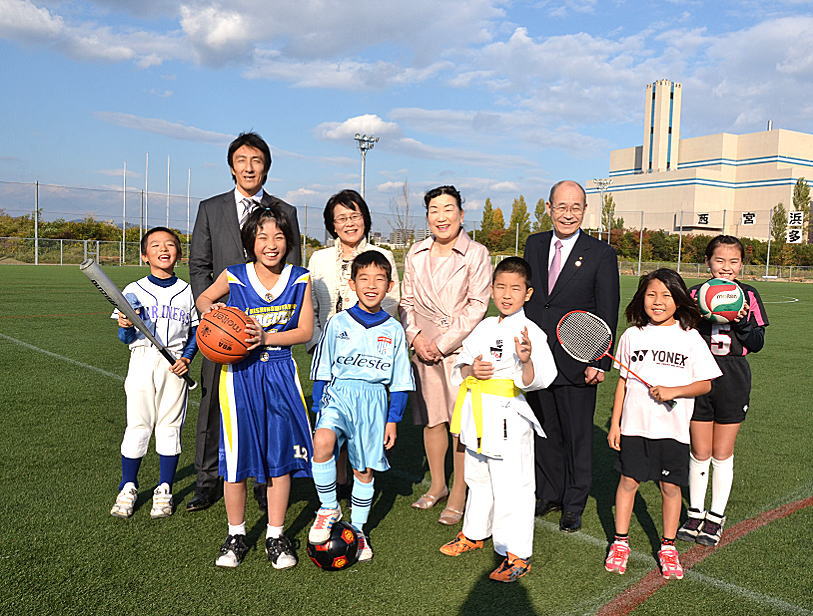 写真:スポーツクラブ21西宮浜の子どもたちと集うパネリストの皆さん 写真:スポーツクラブ21西宮浜の子どもたちと集うパネリストの皆さん