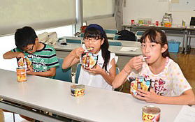 非常食を試食する子ども広報員 非常食を試食する子ども広報員