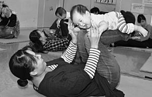 写真:ベビーストレッチ体操 写真:ベビーストレッチ体操