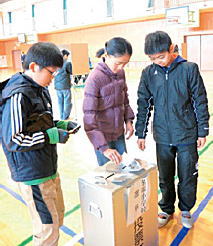 写真:名塩小学校模擬選挙 写真:名塩小学校模擬選挙