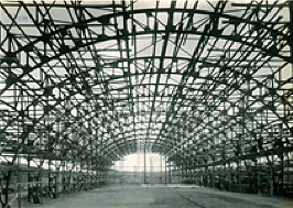 写真:白鹿館瓶詰工場 建築中の鉄骨 昭和4(1929)年 写真:白鹿館瓶詰工場 建築中の鉄骨 昭和4(1929)年