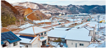 写真:高台に再建された住宅の向こうに、宅地や商業地などの整備が待たれるエリアが広がる 写真:高台に再建された住宅の向こうに、宅地や商業地などの整備が待たれるエリアが広がる