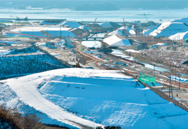 写真:市街地等をかさ上げするための仮設の盛り土が点在。これから一気にまちの姿が変わっていく 写真:市街地等をかさ上げするための仮設の盛り土が点在。これから一気にまちの姿が変わっていく