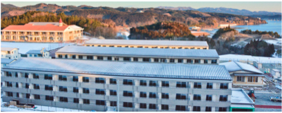 写真:海を望む高台に建設中の災害公営住宅は間もなく完成予定。奥に見えるのは再建された小学校 写真:海を望む高台に建設中の災害公営住宅は間もなく完成予定。奥に見えるのは再建された小学校