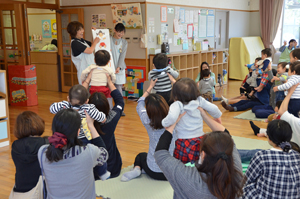 写真:体動かして聞く絵本って楽しいね 写真:体動かして聞く絵本って楽しいね
