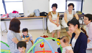 写真:先輩ママから現役ママへ!ママ同士の交友も 写真:先輩ママから現役ママへ!ママ同士の交友も