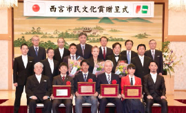 写真:昨年の贈呈式の模様 写真:昨年の贈呈式の模様