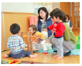 写真:子育てひろばの様子 写真:子育てひろばの様子