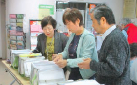 写真:「ふれあい配食」のお弁当を仕分けするボランティア 写真:「ふれあい配食」のお弁当を仕分けするボランティア