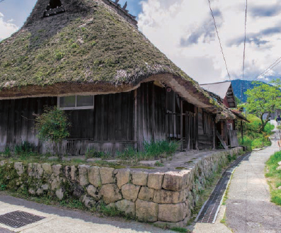 写真:茅葺(かやぶき)屋根の古民家 写真:茅葺(かやぶき)屋根の古民家