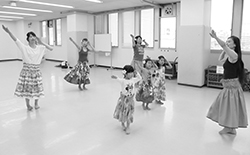写真:フラダンス教室の様子 写真:フラダンス教室の様子