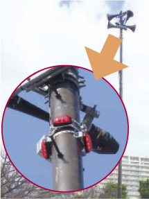 写真:防災スピーカーに設置された赤色回転灯 写真:防災スピーカーに設置された赤色回転灯