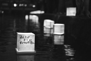 写真:灯ろう流し 写真:灯ろう流し