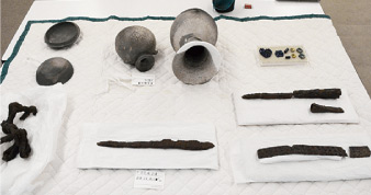 写真: 具足塚古墳の出土品 写真: 具足塚古墳の出土品