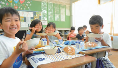 写真: 現代の給食の様子 写真: 現代の給食の様子