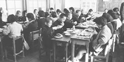 写真: 昭和30年代の給食の様子 写真: 昭和30年代の給食の様子