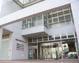写真: 中央図書館が入っている教育文化センター 写真: 中央図書館が入っている教育文化センター